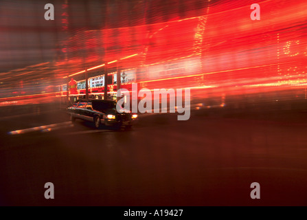 Limousine da accelerare le luci al neon di un Casinò sulla Strip di Las Vegas di Notte con effetto sfocato Foto Stock