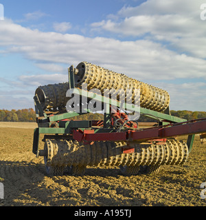 Un aratro strumento agricoltore in campo contro il cielo blu Foto Stock