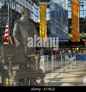 Il senatore Jacob Javits scultura presso il Jacob Javits Convention Center, Manhattan, NY Foto Stock