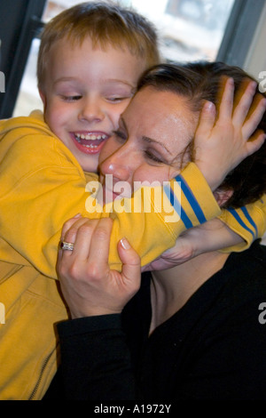 Figlio di mom dando una buona abbraccio con età di 6 e 38. St Paul Minnesota USA Foto Stock