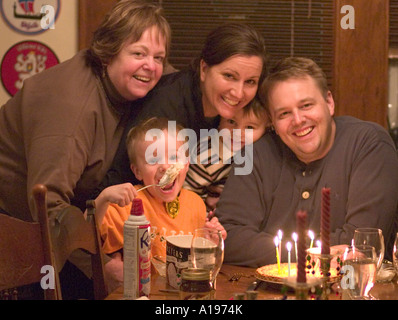Famiglia godendo di una divertente festa di compleanno. St Paul Minnesota USA Foto Stock