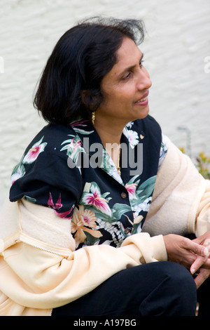 Felice attraente East Indian donna età 60. St Paul Minnesota USA Foto Stock