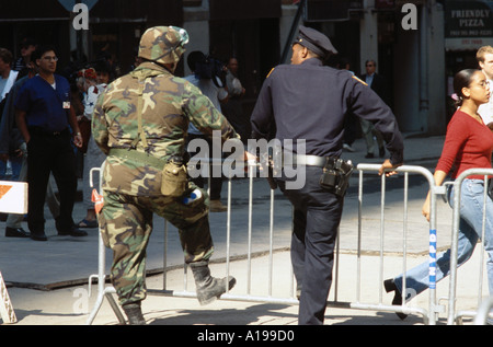 Manning barricate New York NY USA Foto Stock