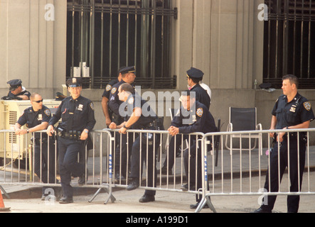 La polizia presidia la barricate subito dopo l'11 settembre a New York NY USA Foto Stock