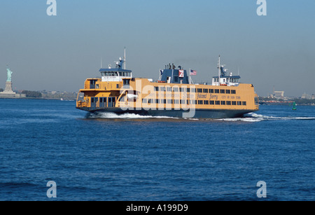 A Staten Island Ferry passato di crociera la Statua della Libertà nel porto di New York Foto Stock