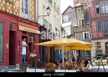 Pancake Ristorante e bar terrazze, semi-case con travi di legno, Sainte-Anne square, Rennes, Brittany, Francia Foto Stock