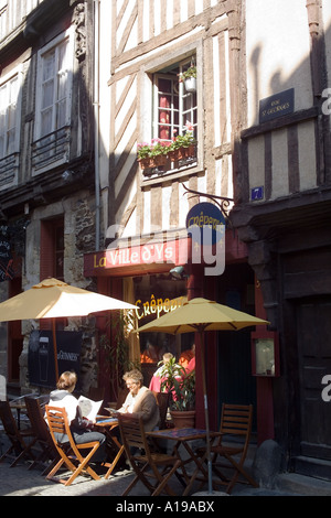 Pancake terrazza ristorante, casa in legno e muratura, Saint-Georges street, Rennes, Brittany, Francia Foto Stock