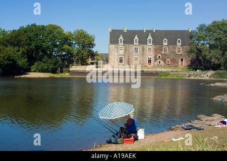 L'uomo angling in Vivian's lake, il castello di Comper, Bretagna Francia Europa Foto Stock