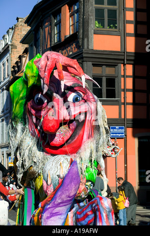 Francia Alsazia Strasburgo sfilata di carnevale satirico di galleggiante e casa in legno e muratura Foto Stock