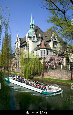 Gita turistica di crociera in barca sul fiume Ill, Lycée des Pontonniers liceo internazionale, primavera, Strasburgo, Alsazia, Francia, Europa Foto Stock