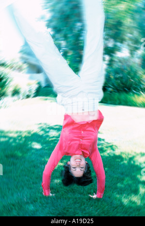 Donna facendo appoggiate sul prato Foto Stock