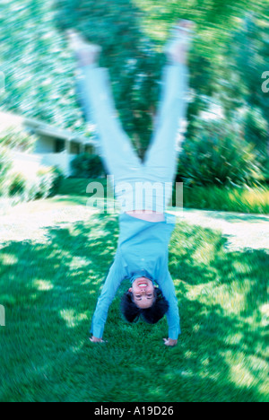 Donna facendo appoggiate sul prato Foto Stock