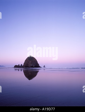 Haystack Rock all'alba Cannon Beach Oregon USA Foto Stock