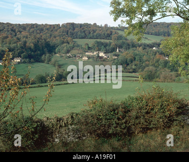 Vista dell'idilliaca Valle Slad e Slad villaggio nel Gloucestershire, Cotswolds, England, Regno Unito, Europa Foto Stock