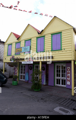 Dipinto luminosamente shop fronti sul Redcliffe Quay St. Johns Antigua caribbean west indies Foto Stock