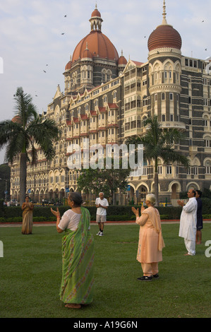 India Maharashtra Mumbai Colaba Taj Mahal hotel Intercontinental vista da vicino giardino pubblico con gli ospiti in attuazione di mattina Foto Stock