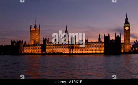 Il Big Ben e il Palazzo di Westminster visto attraverso il fiume Tamigi al tramonto Londra Inghilterra formato panoramico Foto Stock