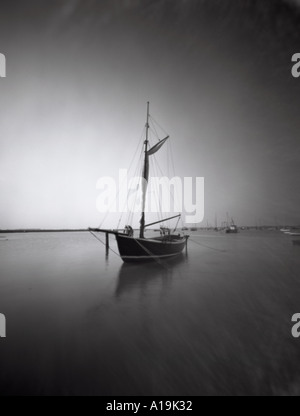 Barca a vela al posto barca sul fiume Deben a Felixstowe Ferry, Suffolk, Inghilterra, Regno Unito. prese con una 5x4 Pinhole Fotocamera Foto Stock