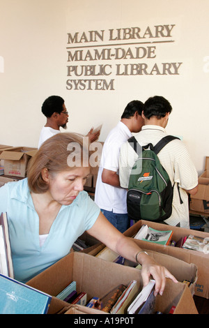 Miami Florida,Miami Dade Public Library,vendita libri,scatole,browsing,shopping shopper shopping shopping negozi mercati di mercato di vendita di mercato, vendita al dettaglio Foto Stock