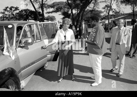 B/N di Diana, Principessa del Galles durante il suo tour di lavoro del 1993 come Patrono di diverse associazioni di beneficenza in Zimbabwe, Africa Foto Stock