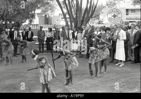 B/W di giovani ragazze che eseguono una tradizionale danza di benvenuto per la principessa Diana alla Croce Rossa di Harare durante il suo tour di lavoro dello Zimbabwe del 1993 Foto Stock