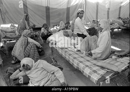 B/N di pazienti anziani in ripresa da operazioni di cataratta in un campo di trattamento degli occhi in Rajasthan rurale, India Foto Stock