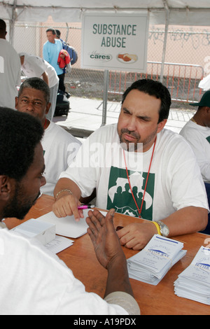 Miami Florida,Miami Cares Day,servizi senza casa,consulenza abuso di dipendenza,multiculturale,africani neri,uomini ispanici maschi,FL061207037 Foto Stock