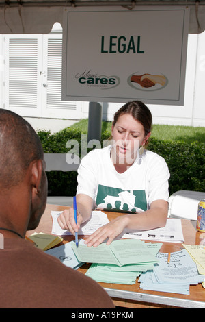Miami Florida,Miami Cares Day,homeless,beggar,free Services,poveri,povertà,addict,counseling,free legal,Black man men maschio,woman female women,FL06120707 Foto Stock