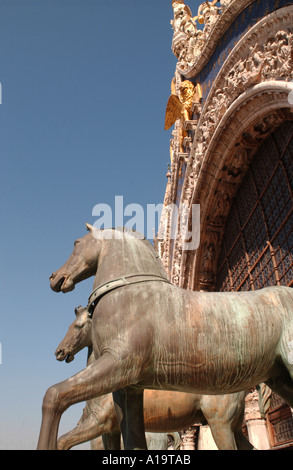 La quadriga di replica di cavalli a fronte della Basilica di San Marco in Piazza San Marco, Venezia, Italia. Foto Stock