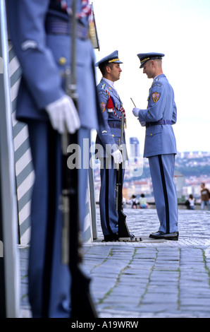 Presidential sentinelle al di fuori del primo cortile del castello di Praga Praga Repubblica Ceca Foto Stock