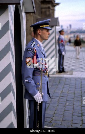 Presidential sentinelle al di fuori del primo cortile del castello di Praga Praga Repubblica Ceca Foto Stock