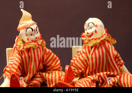 In legno antico circo clown giocattolo seduto accanto a ciascun altro Foto Stock