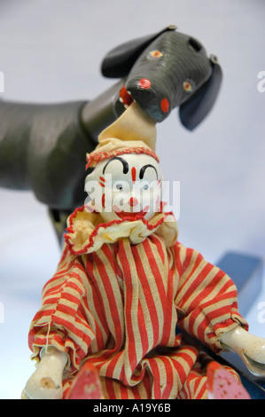 Antico giocattolo di legno circus clown e mulo con il mulo di mordere il clown hat Foto Stock