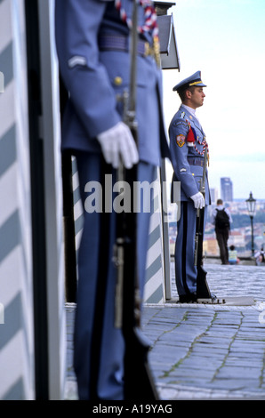 Presidential sentinelle al di fuori del primo cortile del castello di Praga Praga Repubblica Ceca Foto Stock