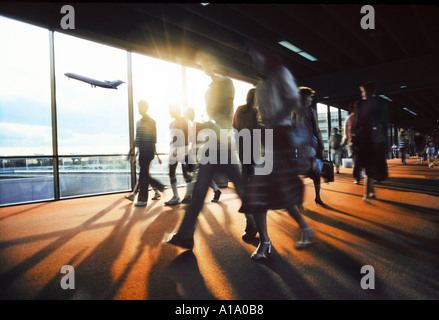 Occupato aislway pedonale del traffico aeroportuale Foto Stock