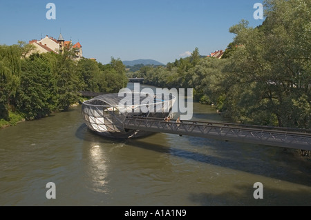 Austria Stiria Graz Murinsel isola nel fiume Mur 2003 progetto da New York artista Vito Acconci Foto Stock