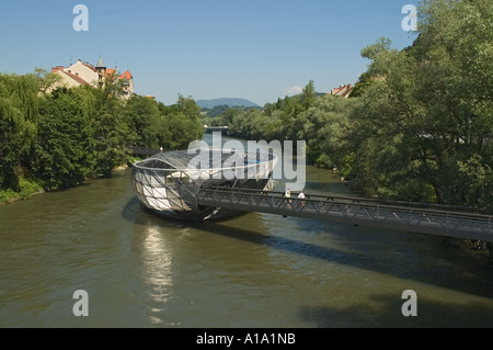 Austria Stiria Graz Murinsel isola nel fiume Mur 2003 progetto da New York artista Vito Acconci Foto Stock