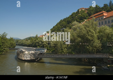 Austria Stiria Graz Murinsel isola nel fiume Mur 2003 progetto da New York artista Vito Acconci Foto Stock