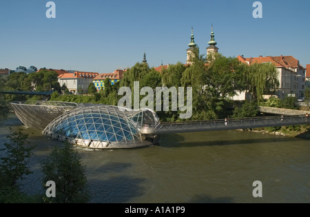 Austria Stiria Graz Murinsel isola nel fiume Mur 2003 progetto da New York artista Vito Acconci Foto Stock