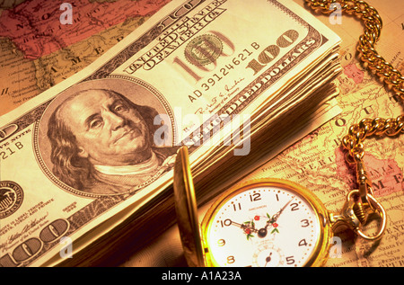 Ancora la vita di una pila di banconote da cento dollari e un orologio da tasca seduto su una mappa del mondo Foto Stock