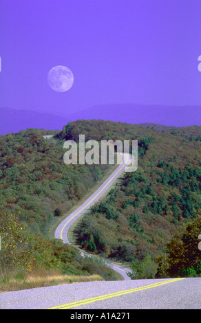 La luna nel cielo di luce diurna su Talimena Scenic Drive Through Arkansas e Oklahoma Ouachita National Forest in autunno Foto Stock