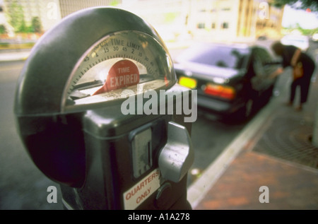 In prossimità di un parcheggio scaduto metro su una strada trafficata nel centro di Albuquerque nel New Mexico Foto Stock