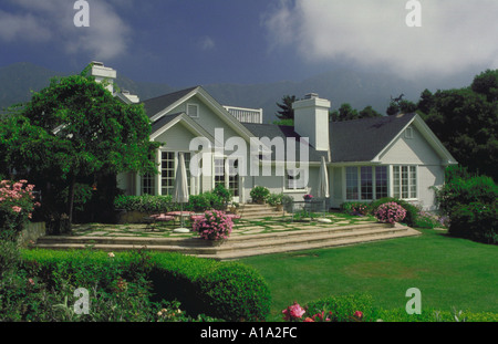 Vista esterna di un tradizionale stile cape cod home immobili rilasciato Foto Stock