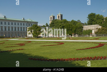 Austria Salisburgo Mirabellgarten Schloss Mirabell Saint Andra torri della chiesa Foto Stock