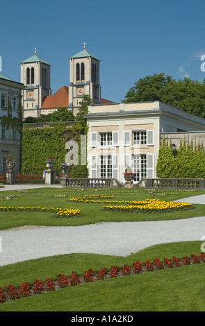 Austria Salisburgo Mirabellgarten Schloss Mirabell Saint Andra torri della chiesa Foto Stock