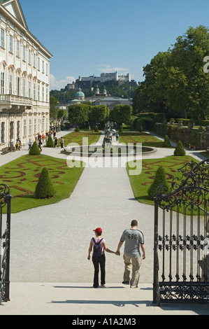 Austria Salisburgo Mirabellgarten Schloss Mirabell a sinistra del Castello Hohensalzburg sulla collina distante Foto Stock