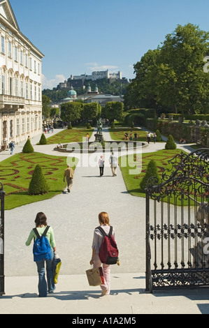 Austria Salisburgo Mirabellgarten Schloss Mirabell a sinistra del Castello Hohensalzburg sulla collina distante Foto Stock