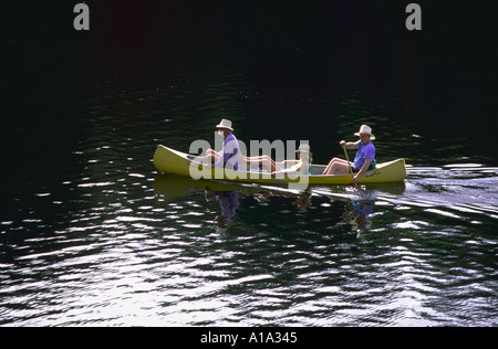 Famiglia canoa in Loch Lomond serbatoio Santa Cruz California Foto Stock