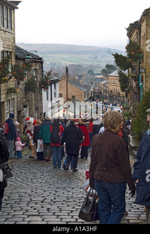 Christmas Shopper, Haworth Main Street, West Yorkshire, Inghilterra Foto Stock