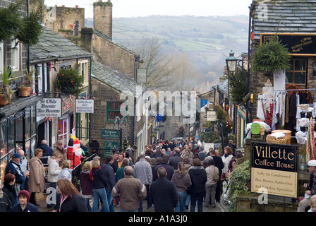 Strada principale Haworth, West Yorkshire, Regno Unito al tempo di Natale Foto Stock